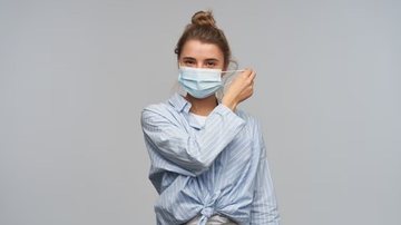 Máscara descartável é aconselhada na prevenção do contágio de doenças respiratórias - Imagem: Freepik