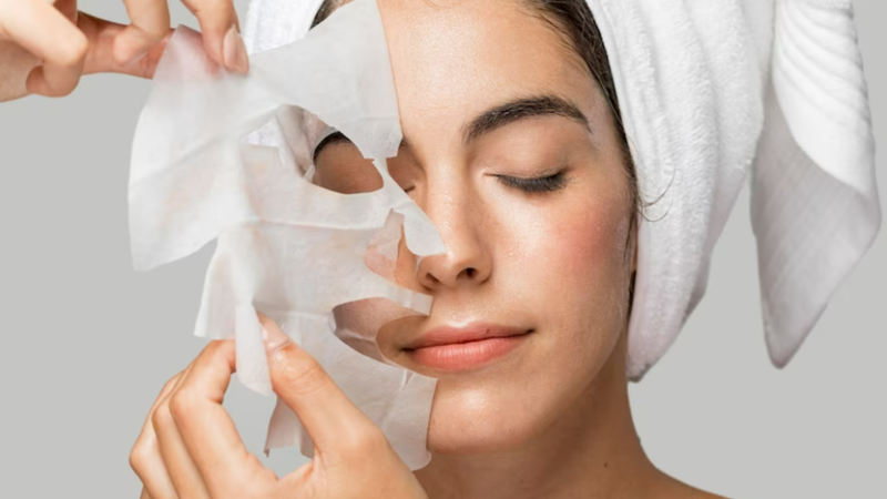 Máscara facial peel off pode causar danos à pele; entenda melhor - Imagem: Freepik