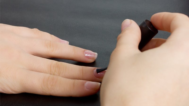 A base, além de preparar as unhas para esmaltação, tem funções bastante importantes. - Imagem: Yana Tikhonova/iStock