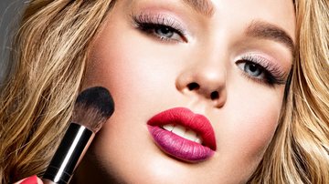 O blush dá vida à pele e pode ser encontrado em diferentes tipos. - Imagem: ValuaVitaly/iStock