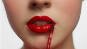 O vermelho é o tom perfeito para deixar os lábios ainda mais sedutores. - Imagem: Margarita Khamidulina / iStock