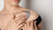 Cuidar da hidratação da tatuagem é essencial para manter a boa aparência da mesma. - Imagem: Liudmila Chernetska / iStock