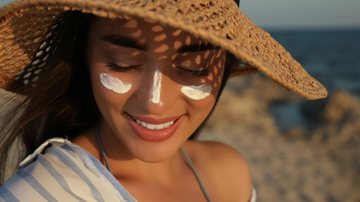 Essas opções de protetor solar vão ajudar você a manter a sua pele deslumbrante. - (Imagem: Liudmila Chernetska / iStock)