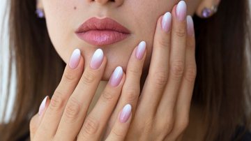 As Baby boomer nails podem ser a arte que você está procurando para deixar suas unhas ainda mais belas. - (Imagem: Sergii Petruk / iStock)
