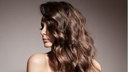 Os cabelos ondulados são versáteis e combinam com diversas opções de cortes. - (Imagem: yurizhuravov / iStock)