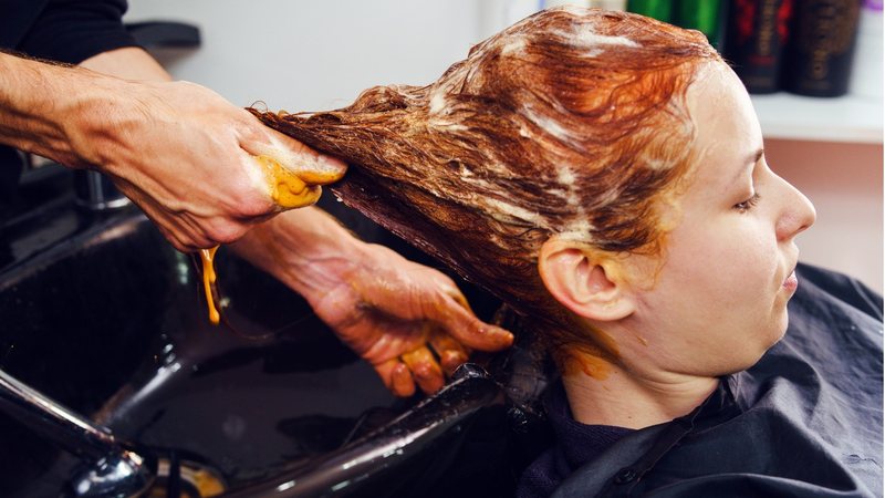 Confira os melhores produtos para deixar seus cabelos tingidos ainda mais bonitos. - Imagem: Miljan Zivkovic/iStock