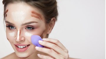 Uma boa utilização da esponja de maquiagem pode garantir um acabamento lindo na sua make. - Imagem: puhhha / iStock