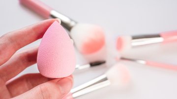 De fácil utilização, a esponja pode deixar sua make com um aspecto impecável. - (Imagem: Aletheia Shade / iStock)