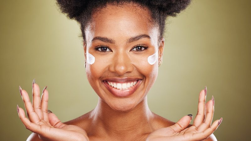 Esse produto pode complementar o seu skin care, embelezando enquanto protege. - (Imagem: PeopleImages / iStock)