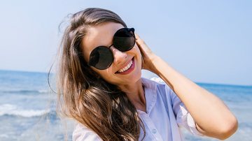 Escolher os óculos ideais pode deixar o seu look ainda mais bonito. - Imagem: paulaphoto / iStock