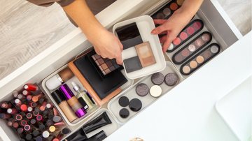 Manter seu cantinho de maquiagem em ordem pode ajudar a preservar os seus produtos. - Imagem: Kostikova / iStock