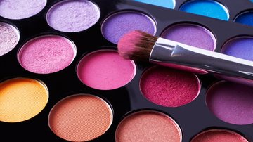 Escolher a paleta ideal pode ajudar você a se desenvolver como maquiadora. - Imagem: MoustacheGirl / iStock