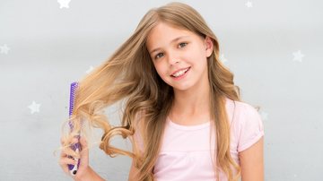 Os cabelos lisos são versáteis e cheios de possibilidades para penteados. - Imagem: Photosvit/iStock