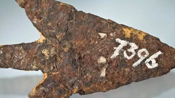 Ponta de flecha da Idade do Bronze desenterrada na Suíça e feita de um meteorito, datada entre 900 e 800 a.C - Imagem: reprodução zvg/Thomas Schüpbach