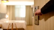 Evitar fechar a porta antes de checar o quarto pode prevenir estar à mercê de alguém - Foto: Pexels