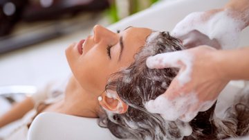 Nos últimos tempos, os shampoos detox têm ganho maior projeção no mundo da beleza. - Imagem: Ivanko_Brnjakovic/iStock