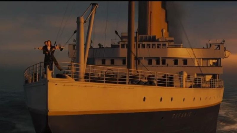 Rose e Jack em famosa cena no navio - Via Instagram/@titanicmovie