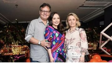 Larissa Manoela ao lado dos pais, Suzana Taques e Gilberto Elias - Foto: Reprodução/Instagram