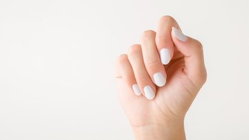 Simples, lindas e sofisticadas, assim são as unhas bracas. - Imagem: FotoDuets/iStock