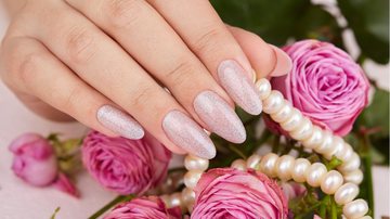 Veja ideias lindas de unhas decoradas com glitter para obter o efeito aveludado. - Imagem: Natkinzu / iStock