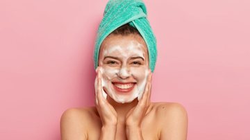 Saber o melhor tipo de sabonete de rosto para sua pele é essencial. - imagem: reprodução/divulgação