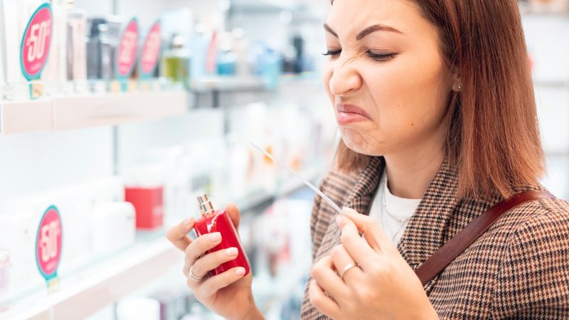 É necessário prestar atenção em alguns pontos antes de comprar um perfume. - Imagem: Frantic00/iStock