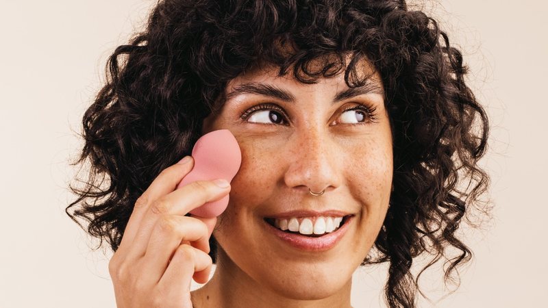Alguns procedimentos e produtos são essenciais para a fixação da maquiagem. - Imagem: JLco - Julia Amaral/iStock