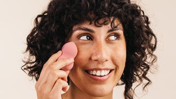 Alguns procedimentos e produtos são essenciais para a fixação da maquiagem. - Imagem: JLco - Julia Amaral/iStock