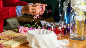 A filosofia DIY também pode ser aplicada na perfumaria! - Imagem: Jonas Torres/iStock