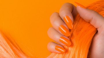 Cheio de viva e personalidade, o esmalte laranja é perfeito para quem sustenta o estilo. - Imagem: Baiajaku/iStock