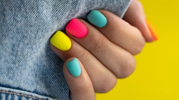Essas ideias de inspiração de unhas decoradas podem ajudar você a deixar suas mãos ainda mais deslumbrantes! - (Imagem: Irina Lanushis / iStock)