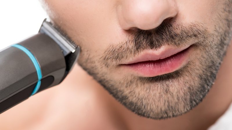 Os aparadores de pelo estão presentes na nécessaire de muitos homens. - Imagem: LightFieldStudios/iStock