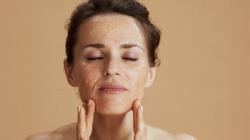 Os esfoliantes faciais são essenciais para uma pele limpa e hidratada. - Imagem: CentralITAlliance/iStock