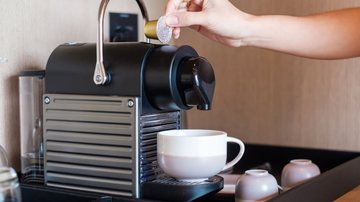 Uma boa máquina de café é essencial para começar o dia bem. - imagem: Panuwat Dangsungnoen/iStock