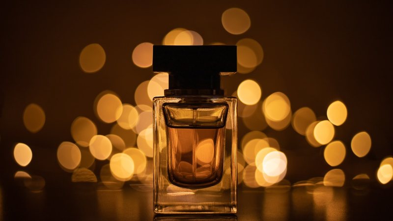 Os preços desses perfumes vão deixar você de cabelo em pé. - (Imagem: Yulia Naumovich / iStock)