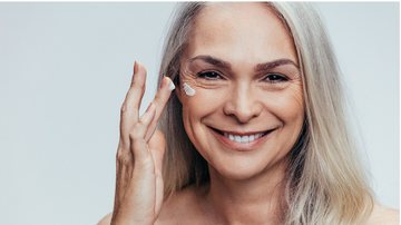 Veja quais produtos podem ajudar você a manter a sua pele radiante mesmo após os 50! - (Imagem: jacoblund / iStock)