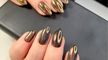 Unhas decoradas metalizadas são umas das principais tendências de nail art para 2023. - Imagem: OleJohny/iStock