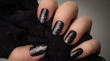 As unhas decoradas pretas são uma aposta segura para estar sempre deslumbrante! - (Imagem: baiajaku / iStock)