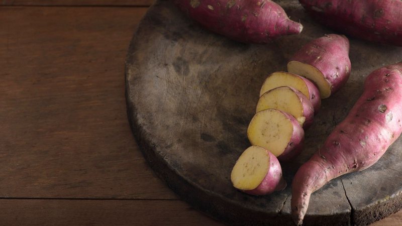 A batata-doce é um ingrediente versátil que pode ser usada desde acompanhamentos a sopas e pratos principais. - imagem: meawnamcat/iStock