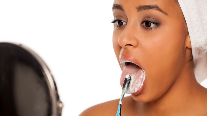 Saber limpar a língua é um passo ideal para quem quer fugir do mau hálito. - imagem: VladimirFLoyd/iStock