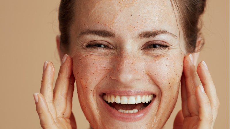 O creme esfoliante é fundamental para um rosto mais saudável. - Imagem: CentralITAlliance/iStock