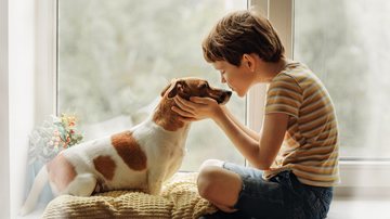 Os cães podem ter relações cheias de carinho e diversão com as crianças. - (Imagem: ulkas / iStock)