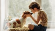 Os cães podem ter relações cheias de carinho e diversão com as crianças. - (Imagem: ulkas / iStock)
