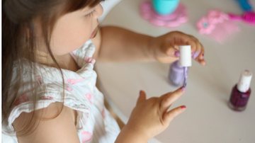 Entenda se os esmaltes infantis são realmente seguros para os pequenos! - Jelena Stosic / iStock