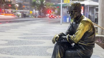 A estátua de Carlos Drummond de Andrade, em Copacabana, é um dos principais pontos turísticos do Rio de Janeiro. - Imagem: Brunomartinsimagens/iStock