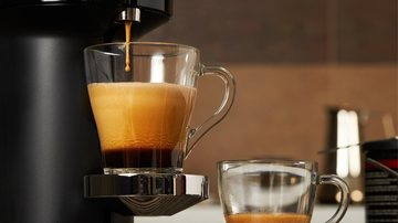 Ainda que ambos os métodos substituiam o clássico, a cafeteira elétrica e a máquina de café contam com suas diferenças. - Imagem: SergeyKlopotov/iStock