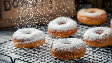 Essa receita de donuts é cheia de sabor e fácil de fazer. - (Imagem: Shaiith / iStock)