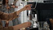 Nos últimos anos, as máquinas de café e cafeteiras elétricas têm substituído os bules e coadores. - Imagem: Liudmila Chernetska/iStock
