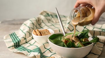 Essas receitas de molho vão dar um toque extra de sabor para a sua salada! - (Sergey Kirsanov / iStock)