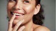 Os esfoliantes labiais são essenciais para manter a textura dos lábios macia! - (Imagem: PeopleImages / iStock)
